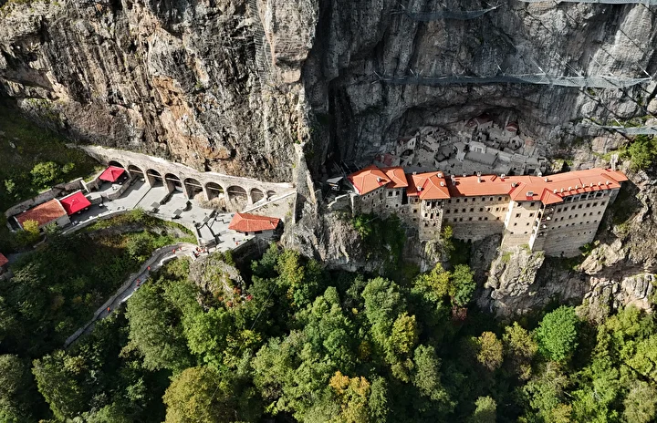 Kayalar oyularak yapıldı: Tam 300 metre yükseklikte: Her yıl binlerce turist ziyaret ediyor 4 kayalar oyularak yapildi tam 300 metre yukseklikte her yil binlerce turist ziyaret ediyor 3 BimcRXCn