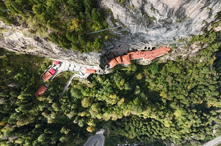 Kayalar oyularak yapıldı: Tam 300 metre yükseklikte: Her yıl binlerce turist ziyaret ediyor 6 kayalar oyularak yapildi tam 300 metre yukseklikte her yil binlerce turist ziyaret ediyor 5 kXLsdTjA