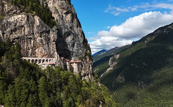 Kayalar oyularak yapıldı: Tam 300 metre yükseklikte: Her yıl binlerce turist ziyaret ediyor 7 kayalar oyularak yapildi tam 300 metre yukseklikte her yil binlerce turist ziyaret ediyor 6 fh75g6if