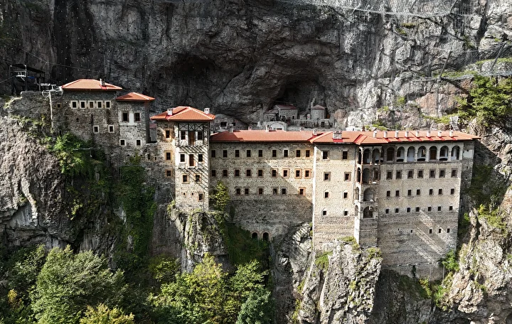 Kayalar oyularak yapıldı: Tam 300 metre yükseklikte: Her yıl binlerce turist ziyaret ediyor 10 kayalar oyularak yapildi tam 300 metre yukseklikte her yil binlerce turist ziyaret ediyor 9 IYTS9ytg