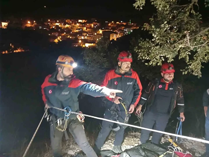 kayaliklarda mahsur kalan sahis afad gruplarinca kurtarildi 1 S1u6kyJz
