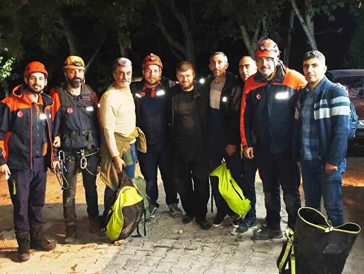 kayaliklarda mahsur kalan sahis afad gruplarinca kurtarildi 3 rBfD6f88