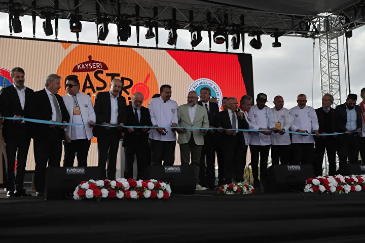 Kayseri'de başlayan 3. Gastronomi Günleri'nde 1 ton pastırmalı Gömeç kuru fasulyesi ikram edildi 1 kayseride baslayan 3 gastronomi gunlerinde 1 ton pastirmali gomec kuru fasulyesi ikram edildi 0 gBCYSPTA