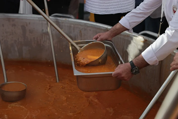 Kayseri'de başlayan 3. Gastronomi Günleri'nde 1 ton pastırmalı Gömeç kuru fasulyesi ikram edildi 2 kayseride baslayan 3 gastronomi gunlerinde 1 ton pastirmali gomec kuru fasulyesi ikram edildi 1 aBjmv83A