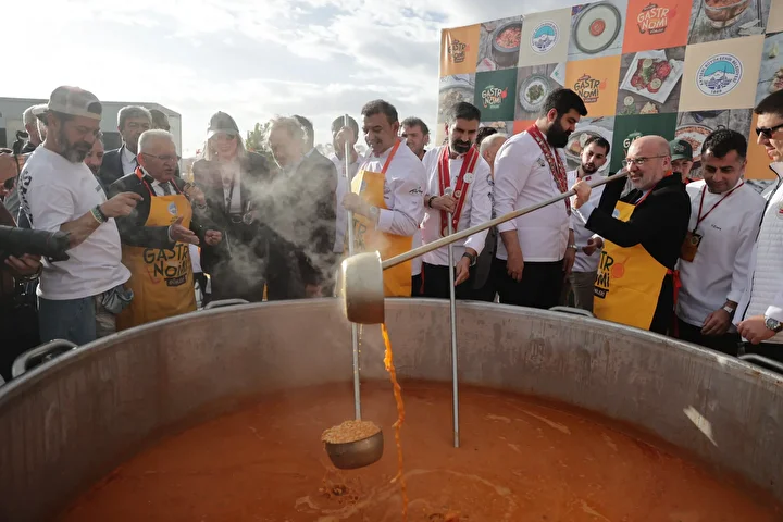 Kayseri'de başlayan 3. Gastronomi Günleri'nde 1 ton pastırmalı Gömeç kuru fasulyesi ikram edildi 3 kayseride baslayan 3 gastronomi gunlerinde 1 ton pastirmali gomec kuru fasulyesi ikram edildi 2 Dw6Wcu9c