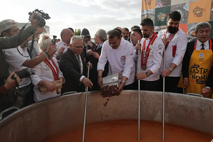 Kayseri'de başlayan 3. Gastronomi Günleri'nde 1 ton pastırmalı Gömeç kuru fasulyesi ikram edildi 4 kayseride baslayan 3 gastronomi gunlerinde 1 ton pastirmali gomec kuru fasulyesi ikram edildi 3