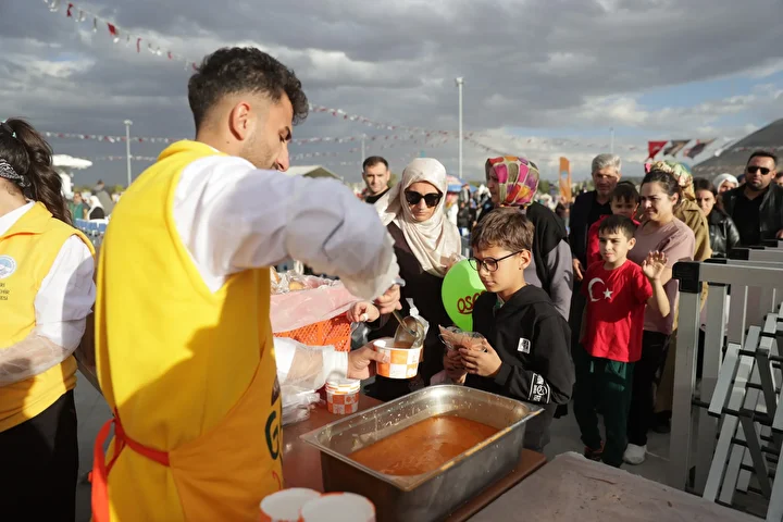 Kayseri'de başlayan 3. Gastronomi Günleri'nde 1 ton pastırmalı Gömeç kuru fasulyesi ikram edildi 5 kayseride baslayan 3 gastronomi gunlerinde 1 ton pastirmali gomec kuru fasulyesi ikram edildi 4 Zd12sUKA