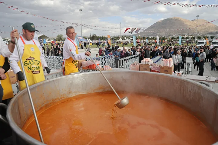 Kayseri'de başlayan 3. Gastronomi Günleri'nde 1 ton pastırmalı Gömeç kuru fasulyesi ikram edildi 7 kayseride baslayan 3 gastronomi gunlerinde 1 ton pastirmali gomec kuru fasulyesi ikram edildi 6 c2AgnyWU