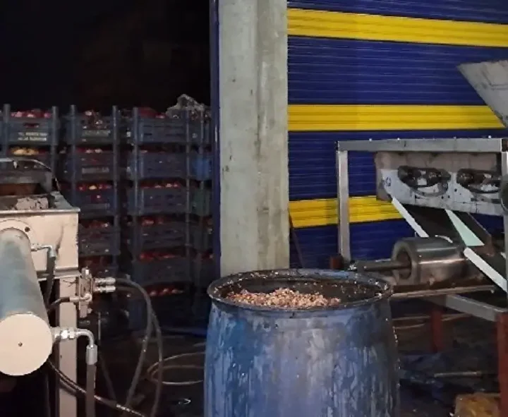 kiliste nar eksisi imalathanesinde skandal manzaralar allah korkusu olan adam bunu kimseye yedirmez 1 hzbkeKqN