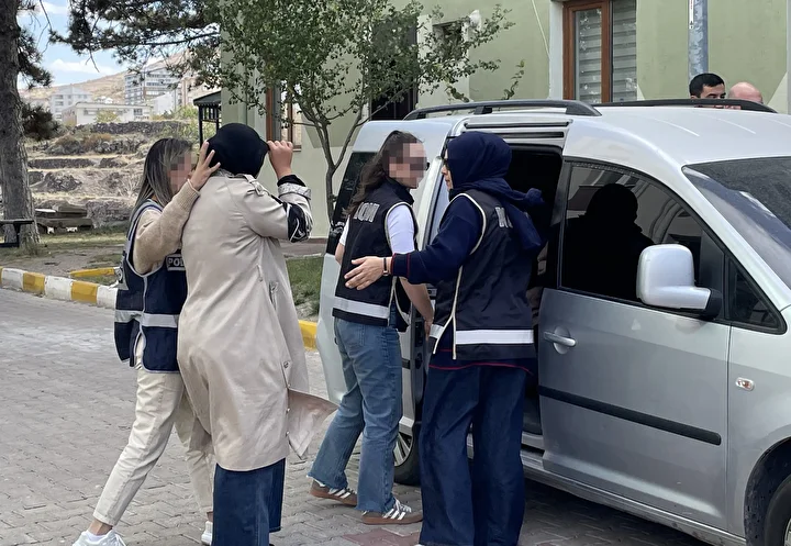 Kıyma makinesinden servet çıktı: Kilolarca altın ele geçirildi 1 kiyma makinesinden servet cikti kilolarca altin ele gecirildi 0 5vq3fSBu