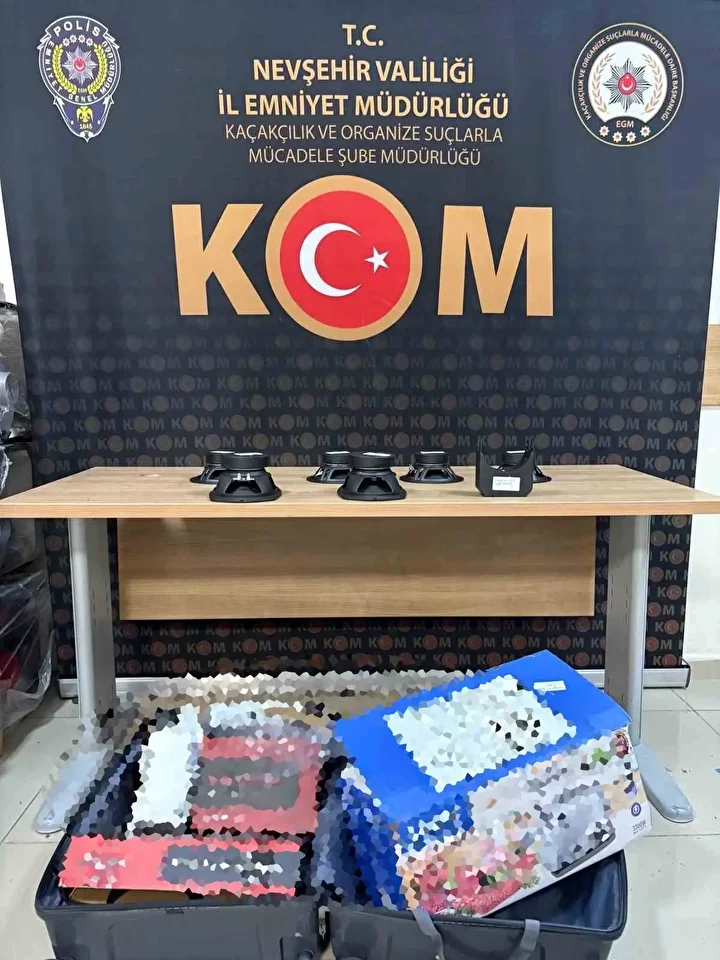 Kıyma makinesinden servet çıktı: Kilolarca altın ele geçirildi 2 kiyma makinesinden servet cikti kilolarca altin ele gecirildi 1 w3PXsnHN