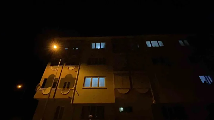 Konutlarındaki asma tavan üzerlerine çöktü: Zelzele oluyor sandılar, bir kişi yaralandı 3 konutlarindaki asma tavan uzerlerine coktu zelzele oluyor sandilar bir kisi yaralandi 2 qXnvzbgi