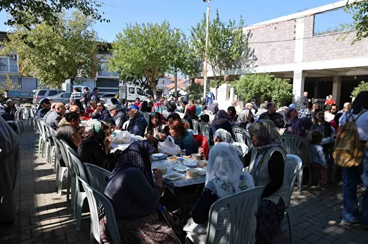 koyun gencleri ve ihtiyar heyeti tum koyu birebir sofrada topladi 0