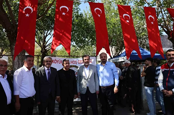 koyun gencleri ve ihtiyar heyeti tum koyu birebir sofrada topladi 2 ucLFfdHt