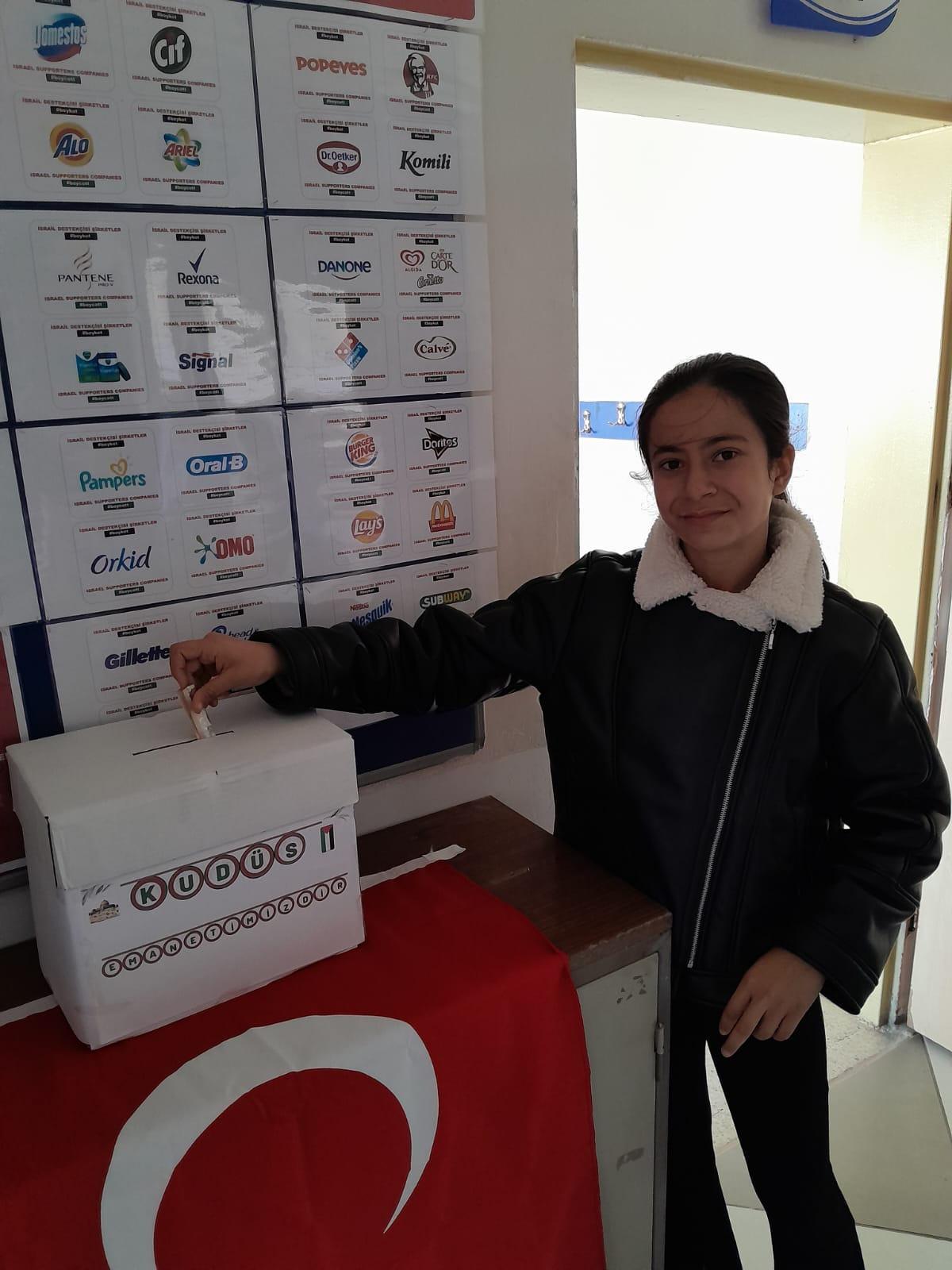 Küçük kalplerden büyük takviye: Döğer Fatih Ortaokulu’ndan Gazze’ye umut bağışı 4 kucuk kalplerden buyuk takviye doger fatih ortaokulundan gazzeye umut bagisi 3 RcMC8wJw