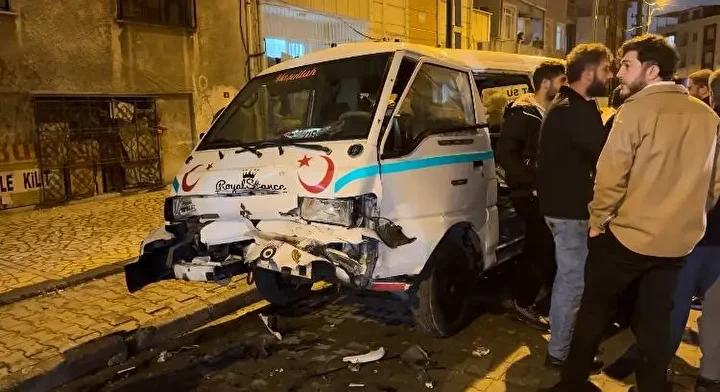 kucukcekmecede araba park halindeki araclara carpti iki kisi yaralandi 0 69I3JsjE