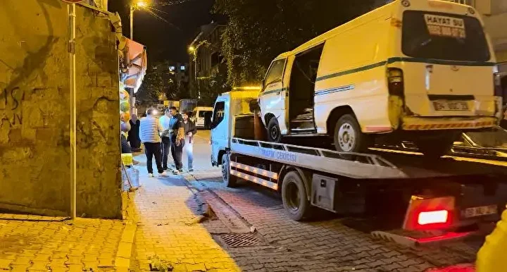 kucukcekmecede araba park halindeki araclara carpti iki kisi yaralandi 1