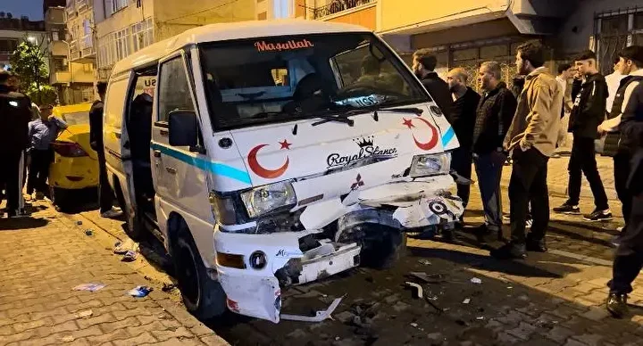 kucukcekmecede araba park halindeki araclara carpti iki kisi yaralandi 2 VzXCejrW