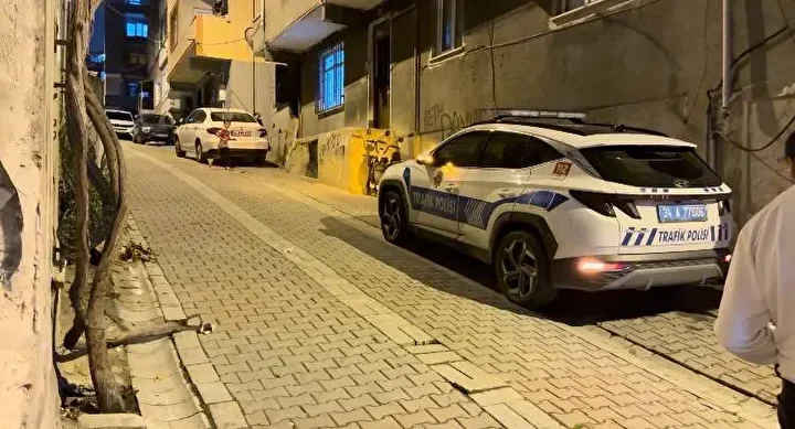 kucukcekmecede araba park halindeki araclara carpti iki kisi yaralandi 3 UIsF2RQ5