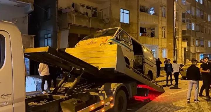 kucukcekmecede araba park halindeki araclara carpti iki kisi yaralandi 4 Zdbfhj2z
