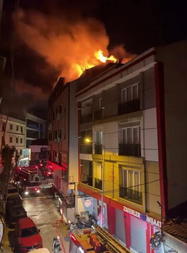 kucukcekmecede korkutan yangin alevler yan binalara sicradi 0