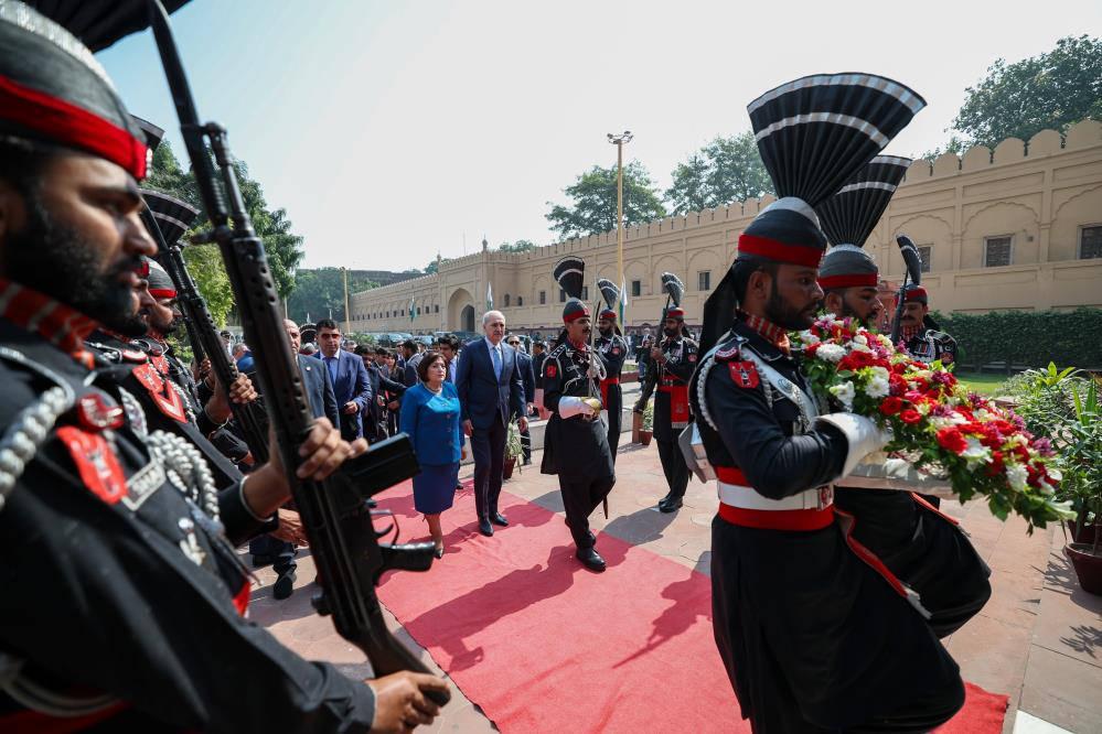 kurtulmus muhammed ikbalin kabrini ziyaret etti 0