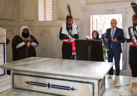 kurtulmus muhammed ikbalin kabrini ziyaret etti Jj2Oj8OQ.jpg