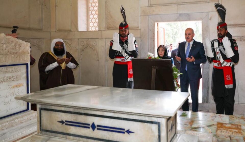 kurtulmus muhammed ikbalin kabrini ziyaret etti Jj2Oj8OQ.jpg
