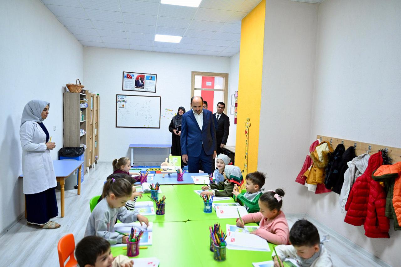 lider altay filistin hassasligi ile dikkat ceken minik ogrencileri ziyaret etti 0 pJHLFTGF
