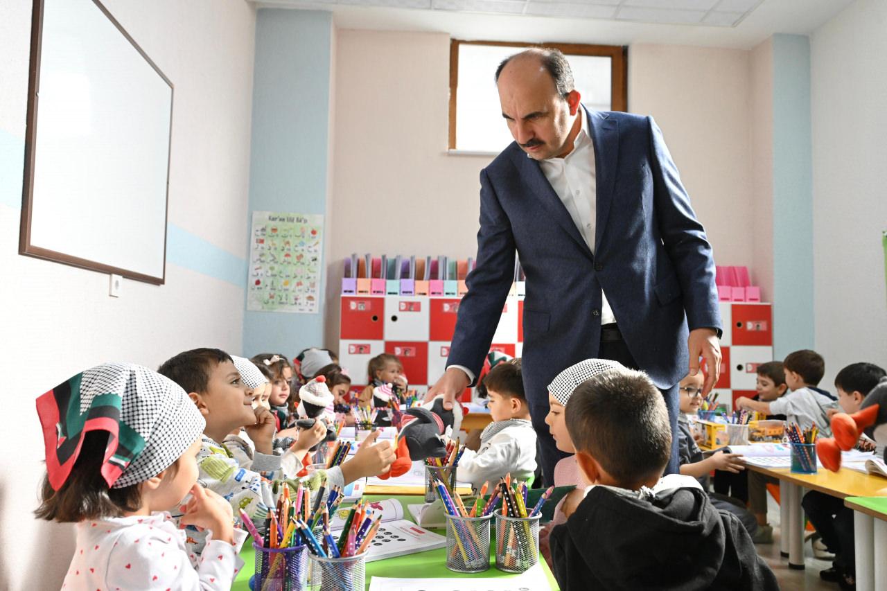 lider altay filistin hassasligi ile dikkat ceken minik ogrencileri ziyaret etti 2 u4MUeQsV