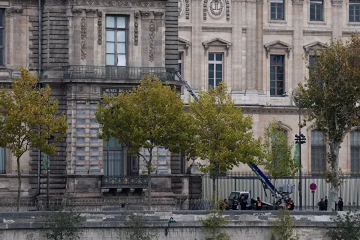 Louvre Müzesi’nden çalınan mücevherlerin varsayımı piyasa pahası aşikâr oldu 1 louvre muzesinden calinan mucevherlerin varsayimi piyasa pahasi asik r oldu 0 I7liC2mD
