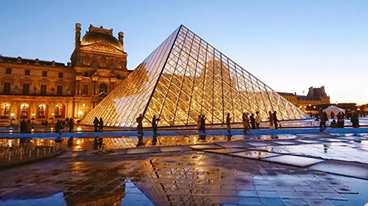 Louvre Müzesi’nden çalınan mücevherlerin varsayımı piyasa pahası aşikâr oldu 2 louvre muzesinden calinan mucevherlerin varsayimi piyasa pahasi asik r oldu 1 4UXQ9tNK