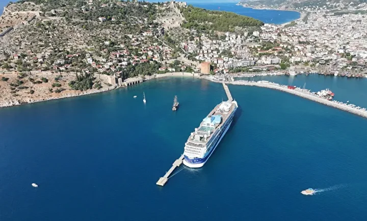 Lüks kruvaziyer bin 739 yolcu, 742 mürettebatıyla Alanya’ya demirledi 2 luks kruvaziyer bin 739 yolcu 742 murettebatiyla alanyaya demirledi 1 IXq4PqLn