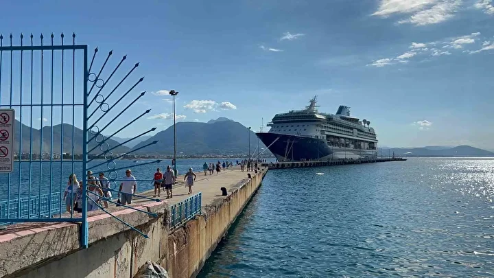 Lüks kruvaziyer bin 739 yolcu, 742 mürettebatıyla Alanya’ya demirledi 3 luks kruvaziyer bin 739 yolcu 742 murettebatiyla alanyaya demirledi 2 733QZLQZ