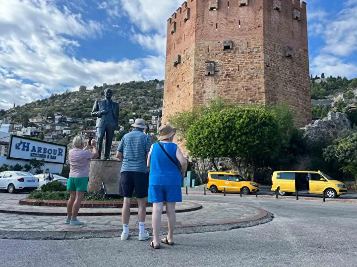 Lüks kruvaziyer bin 739 yolcu, 742 mürettebatıyla Alanya’ya demirledi 4 luks kruvaziyer bin 739 yolcu 742 murettebatiyla alanyaya demirledi 3 YfipF8FN