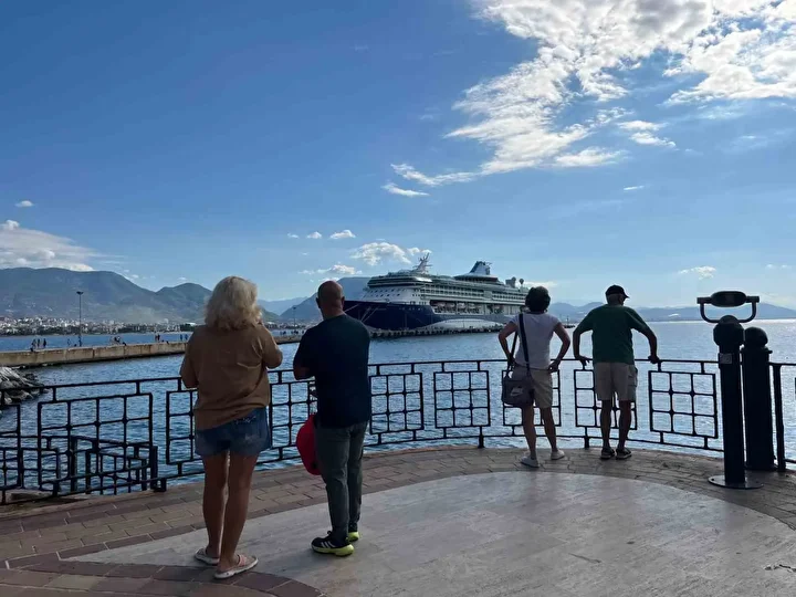Lüks kruvaziyer bin 739 yolcu, 742 mürettebatıyla Alanya’ya demirledi 5 luks kruvaziyer bin 739 yolcu 742 murettebatiyla alanyaya demirledi 4 RGmg6M1i