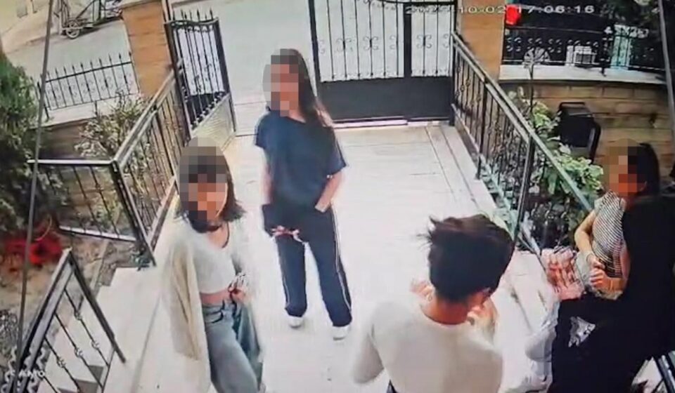 Makyajlarını eleştiren 12 yaşındaki kızın kapısına bıçakla dayandılar makyajlarini elestiren 12 yasindaki kizin kapisina bicakla dayandilar 6zu1QeKj.jpg