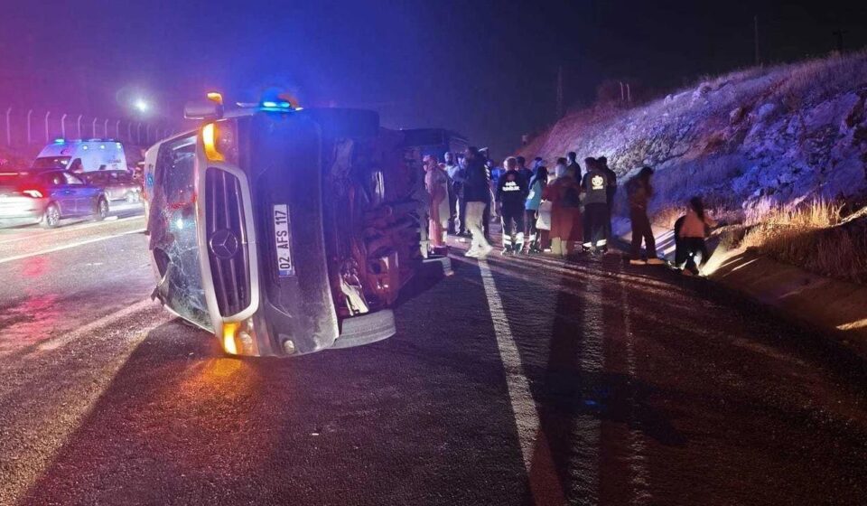 malatyada minibus ile hafif ticari arac carpisti 13u ogrenci 14 yarali AA7V8jlG.jpg