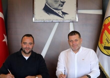 manisa ekiplerini 7 defa calistirmisti simdi 3 lig grubunun basina gecti JW1ks8vK.jpg