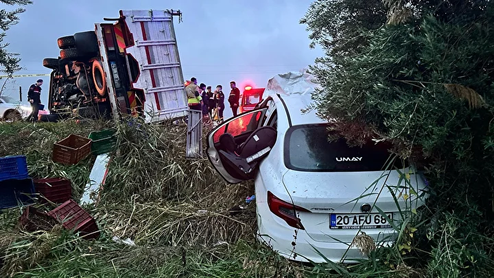 manisada devrilen kamyonet suruklenerek karsi seride gecti meyyit ve yaralilar var 0 lqtt4fCF