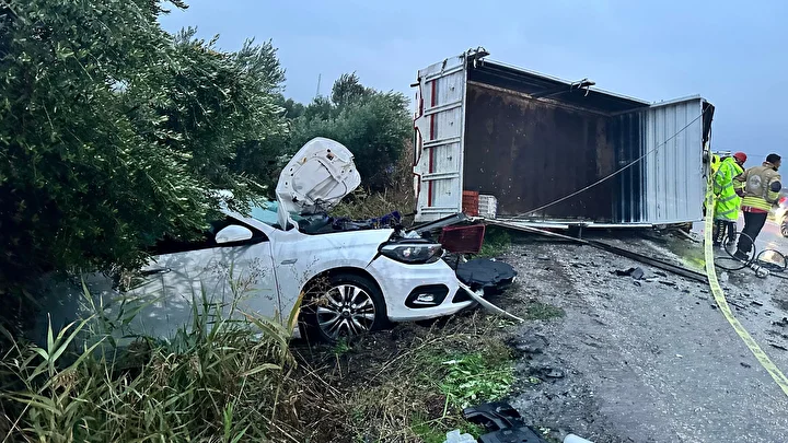 manisada devrilen kamyonet suruklenerek karsi seride gecti meyyit ve yaralilar var 2 AC7cKG1h