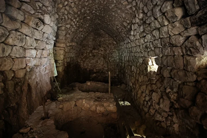 Mardin'de tarihi değirmen temizlenirken bin 500 yıllık kıymet biçilemeyen bir eser bulundu: Tittos Domestikos! 5 mardinde tarihi degirmen temizlenirken bin 500 yillik kiymet bicilemeyen bir eser bulundu tittos domestikos PYzWXWC4