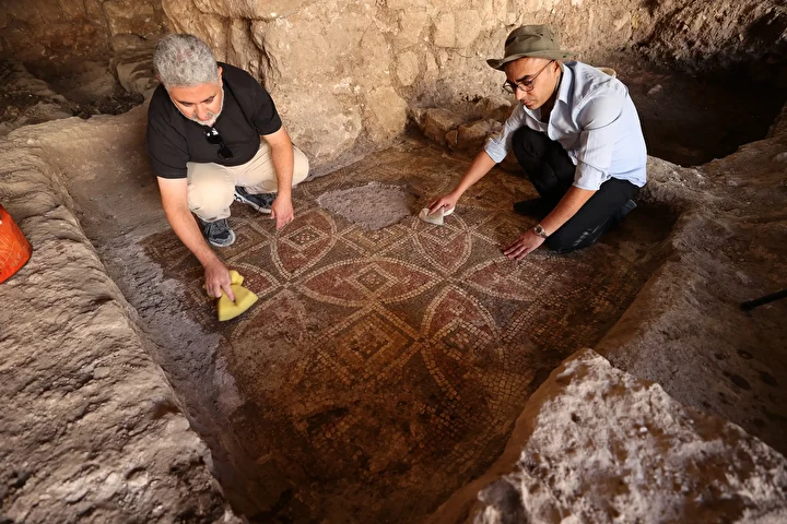 Mardin'de tarihi değirmen temizlenirken bin 500 yıllık kıymet biçilemeyen bir eser bulundu: Tittos Domestikos! 2 mardinde tarihi degirmen temizlenirken bin 500 yillik kiymet bicilemeyen bir eser bulundu tittos domestikos bwZbGSqf