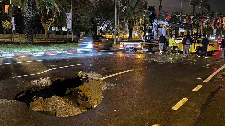 Megakentte beklenen yağış tesirli oldu: Vatan Caddesi'nde yol çöktü İstiklal Caddesi sular altında kaldı 8 megakentte beklenen yagis tesirli oldu vatan caddesinde yol coktu istiklal caddesi sular altinda kaldi 2Npw2etw