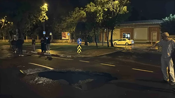 Megakentte beklenen yağış tesirli oldu: Vatan Caddesi'nde yol çöktü İstiklal Caddesi sular altında kaldı 9 megakentte beklenen yagis tesirli oldu vatan caddesinde yol coktu istiklal caddesi sular altinda kaldi