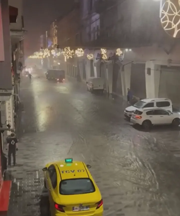 Megakentte beklenen yağış tesirli oldu: Vatan Caddesi'nde yol çöktü İstiklal Caddesi sular altında kaldı 1 megakentte beklenen yagis tesirli oldu vatan caddesinde yol coktu istiklal caddesi sular altinda kaldi GCgry1mB
