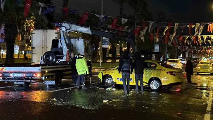 Megakentte beklenen yağış tesirli oldu: Vatan Caddesi'nde yol çöktü İstiklal Caddesi sular altında kaldı 4 megakentte beklenen yagis tesirli oldu vatan caddesinde yol coktu istiklal caddesi sular altinda kaldi OHszXjrR