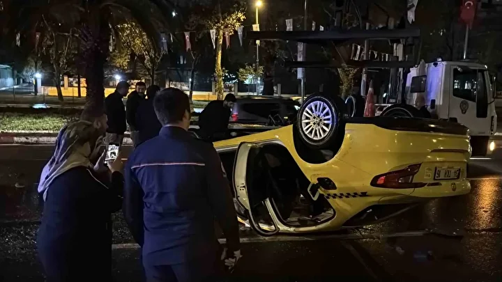 Megakentte beklenen yağış tesirli oldu: Vatan Caddesi'nde yol çöktü İstiklal Caddesi sular altında kaldı 3 megakentte beklenen yagis tesirli oldu vatan caddesinde yol coktu istiklal caddesi sular altinda kaldi