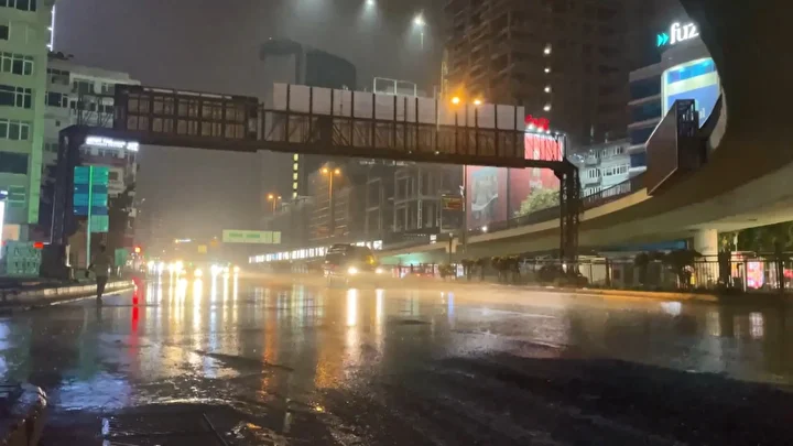 Megakentte beklenen yağış tesirli oldu: Vatan Caddesi'nde yol çöktü İstiklal Caddesi sular altında kaldı 6 megakentte beklenen yagis tesirli oldu vatan caddesinde yol coktu istiklal caddesi sular altinda kaldi VeHLqLeM