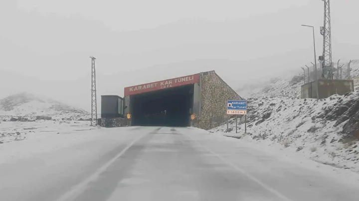 mevsimin birinci kari yagdi bir kent beyaza burundu 0 EdWLDJ8y